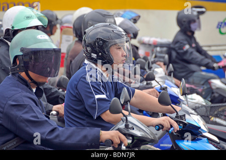 Les motards et les cyclomotoristes dans le chaos de la circulation, Ratchamnoen Klang Road, Bangkok, Thailande, Asie Banque D'Images
