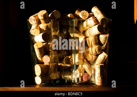 Bouchons de bouteilles de vin en vase en verre Banque D'Images