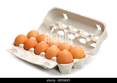 Oeufs dans un fort isolé sur blanc Banque D'Images