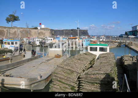 Bateaux d'huître, chargé avec des sacs d'huîtres, amarré dans le petit port ostréicole du Château d'Oléron, côte Atlantique. La France. Banque D'Images