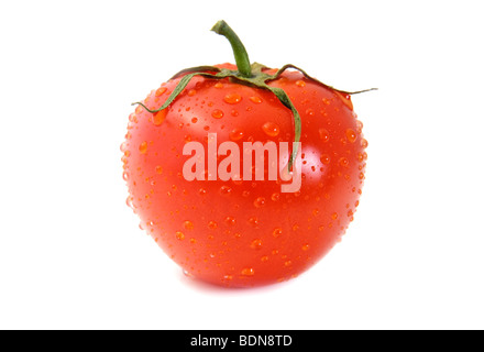 Tomate rouge délicieux couverts gouttes d'eau. Isolé Banque D'Images
