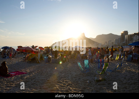 Une vue du coucher de soleil du Deux montagnes appelées Dois Irmãos l à l'extrémité ouest de la plage d'Ipanema à Rio de Janeiro, Brésil. Banque D'Images