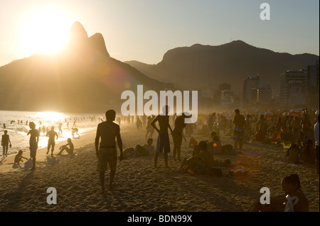 Une vue du coucher de soleil du Deux montagnes appelées Dois Irmãos l à l'extrémité ouest de la plage d'Ipanema à Rio de Janeiro, Brésil. Banque D'Images