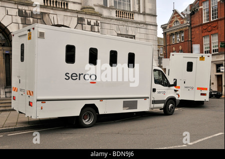Les fourgonnettes de prison Serco garées sur le trottoir à l'extérieur du Shire Hall de Chelmsford utilisées comme magistrats court Essex England UK Banque D'Images