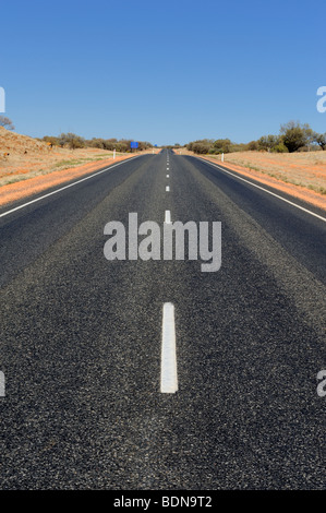 La Stuart Highway, une longue route en ligne droite, dans l'outback australien. Banque D'Images