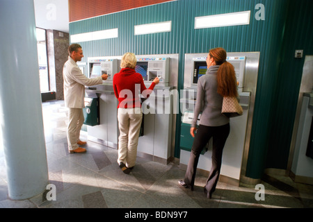 Les personnes en attente d'utiliser les guichets automatiques bancaires à Stockholm Banque D'Images