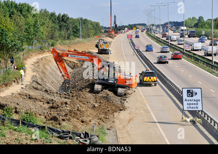 Projet d'élargissement de la route M25 avec débit en fonctionnement contra Banque D'Images