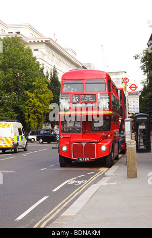 Un arrêt de bus de Londres à l'arrêt de bus ramasser des passagers Banque D'Images