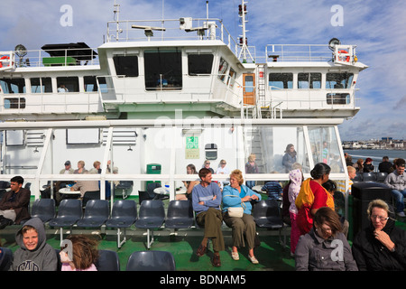 Avis de voyageurs sur le pont supérieur du ferry Falcon rouge alors qu'elle voyage de Southampton à Cowes Banque D'Images