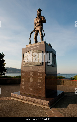 Une statue commémorative à l'intention des pêcheurs perdus en mer, situé dans Zuanich Point Park avec la légende "Retour" en bronze à l'avant Banque D'Images