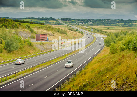 Peu de circulation sur l'A55 l'autoroute à deux voies, route nationale de l'ensemble de l''Anglesey au nord du Pays de Galles UK Banque D'Images