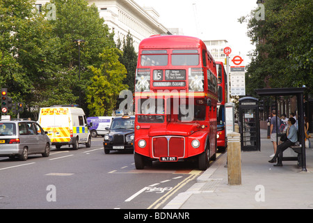 Un arrêt de bus de Londres à l'arrêt de bus ramasser des passagers Banque D'Images