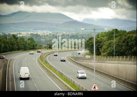 Peu de circulation sur l'A55 l'autoroute à deux voies, route nationale de l'ensemble de l''Anglesey au nord du Pays de Galles UK Banque D'Images