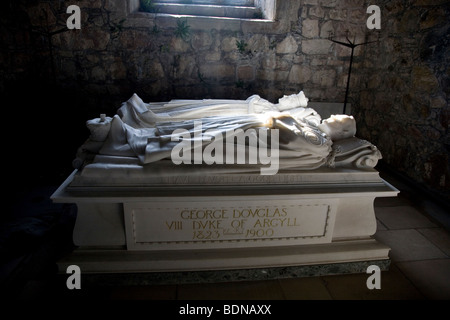 Tombe de George Douglas Campbell, 8e duc d'Argyll à l'abbaye d'Iona Iona près de Isle of Mull, Scotland, Royaume-Uni. Banque D'Images