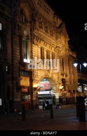 Vue de nuit sur l'avant de la gare de Victoria à Londres Banque D'Images