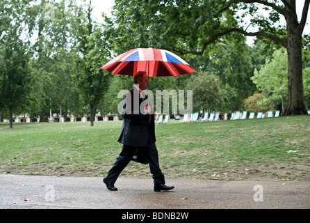 Homme avec Union Jack umbrella Banque D'Images