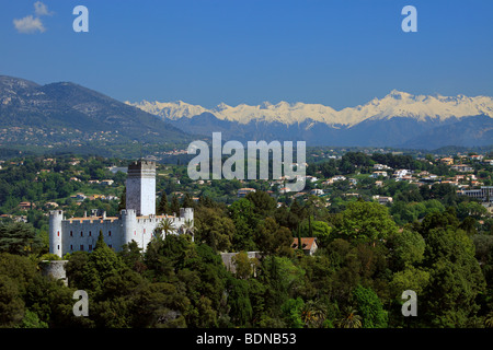 Le Mercantour montagne neige à partir de la Méditerranée village de Villeneuve Loubet Banque D'Images