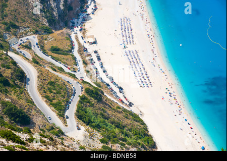 Vue sur galets blanc emblématique pittoresque plage de Myrtos sur la Méditerranée grecque île de Céphalonie, Grèce GR Banque D'Images