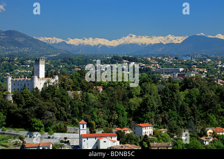 Le Mercantour montagne neige à partir de la Méditerranée village de Villeneuve Loubet Banque D'Images