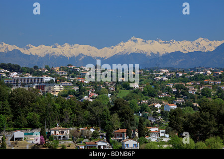 Le Mercantour montagne neige à partir de la Méditerranée village de Villeneuve Loubet Banque D'Images