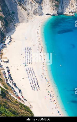 Vue sur galets blanc emblématique pittoresque plage de Myrtos sur la Méditerranée grecque île de Céphalonie, Grèce GR Banque D'Images