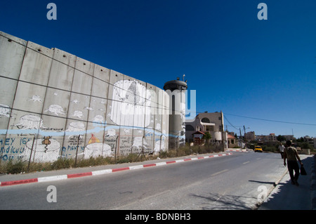 Le mur de séparation israélien s'avance vers la Cisjordanie palestinienne ville de Bethléem. Banque D'Images