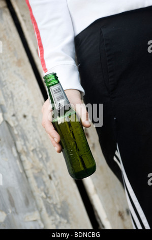 Close up d'une bouteille de bière étant détenu par une adolescente Banque D'Images