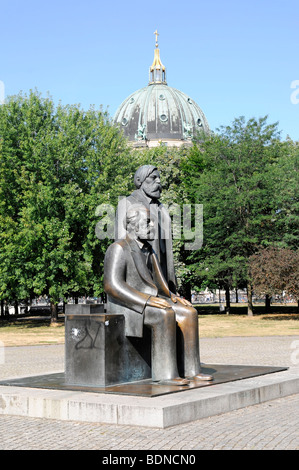 Karl Marx et Friedrich Engels monument, à l'arrière le dôme de la cathédrale de Berlin, capitale Berlin, Germany, Europe Banque D'Images