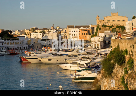 Bord de mer et port en soirée, Ciutadella, Menorca, Espagne. Banque D'Images