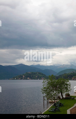 Vue du Lago d'Orta sur une journée d'été avec l'Isola San Giulio dans la distance et les bords d'un jardin à l'avant-plan Banque D'Images