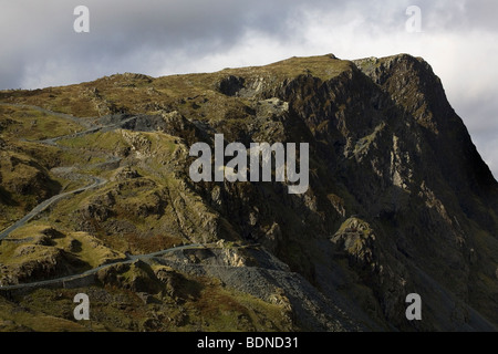 Fonctionnement de Honister Mine d'ardoise sur le côté de la grande falaise Honister Pass, Lake District, England, UK. Banque D'Images