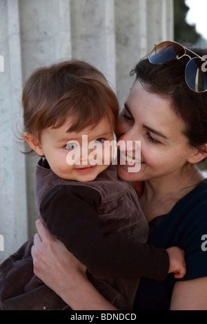 Faustine 16 mois avec sa maman Banque D'Images