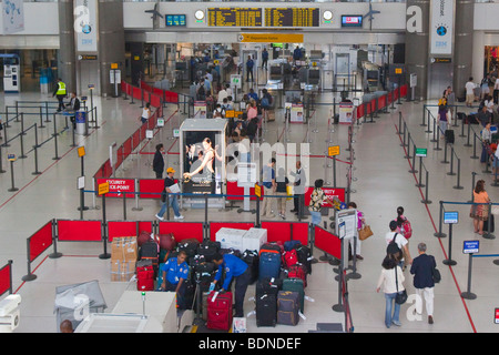 Contrôle de sécurité à l'intérieur de l'Aéroport International JFK à New York Banque D'Images