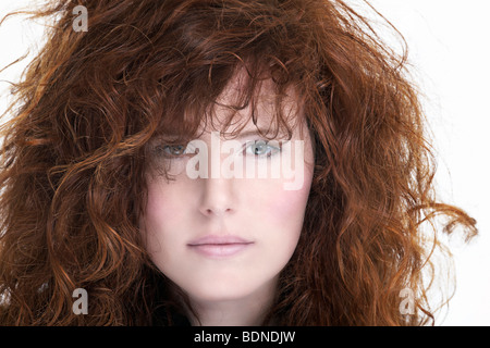 Portrait of a young, red-haired woman, looking at the camera Banque D'Images