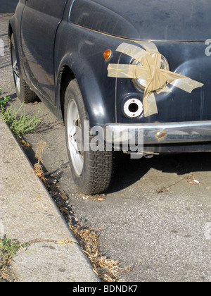 Vieille voiture Fiat 500 avec du ruban adhésif de réparation sur les phares avant Banque D'Images