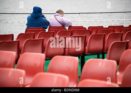 Les passagers froid sur Oban Craignure ferry pour l'île de Mull, Ecosse, Royaume-Uni. Banque D'Images