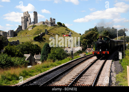 Un train à vapeur arrive au château de Corfe gare sur sa façon de Swanage dans le Dorset, en Angleterre. Banque D'Images