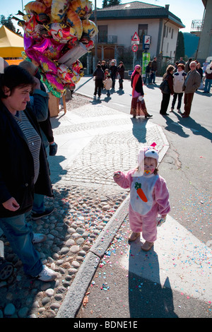 Un petit lapin à l'darnival solitaire (Carnevale) à Armeno, Novara, Italie Banque D'Images