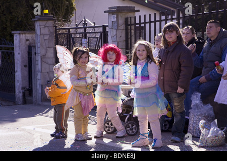 Des jeunes oiseaux doux, dans une rangée ; Carnaval (Carnevale) à Armeno, Novara, Italie, fête de village, bal costumé Banque D'Images