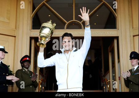 Roger Federer célèbre avec le trophée après avoir remporté le titre de Wimbledon 2009. Banque D'Images