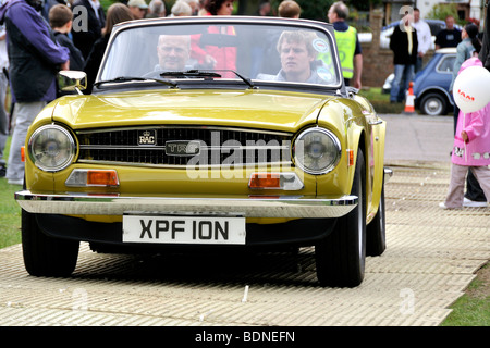 Triumph TR6 jaune voiture classique à Harpenden classiques sur la politique 2009 Banque D'Images