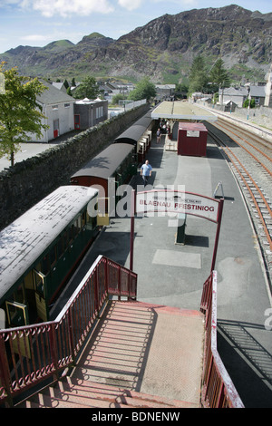 Village de Blaenau Ffestiniog, au Pays de Galles. Blaenau Ffestiniog Railway la plate-forme avec le train à vapeur à voie étroite à l'arrière-plan. Banque D'Images