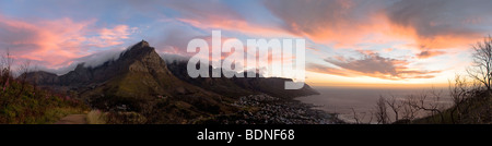 Table Mountain et douze apôtres, au-dessus de Camps Bay au coucher du soleil, Le Cap, Province de Western Cape, Afrique du Sud Banque D'Images