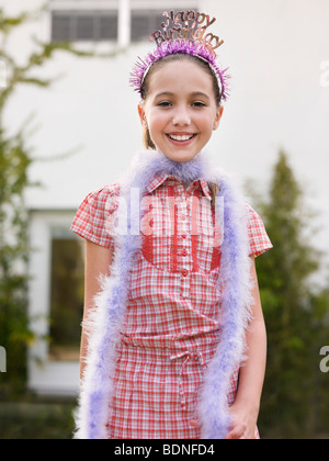 Portrait of Girl (10-12) in tiara et plume boa Banque D'Images