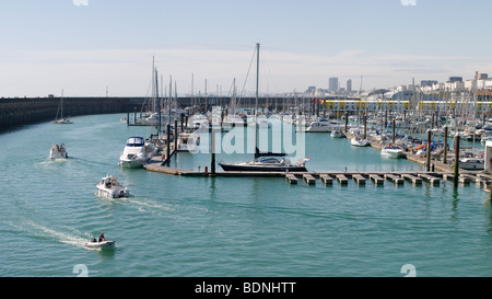 Yachts dans le port de plaisance de Brighton dans l'East Sussex, Angleterre. Banque D'Images