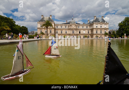 Lac avec bateaux jouets au jardin du luxembourg Banque D'Images