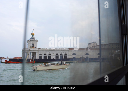 Vue de la Dogana di Mare, Venise, anciennement le Bureau des douanes, vu à travers la vitre vaporetto Banque D'Images