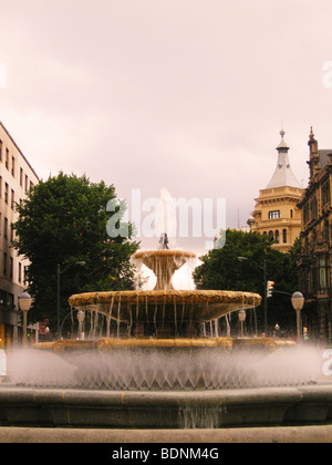 Fontaine à eau sur la Plaza de Federico Moyua, Bilbao, Pays Basque, Espagne Banque D'Images