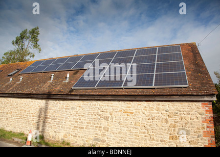 Des panneaux solaires sur le toit d'une co-habitation local community building Banque D'Images