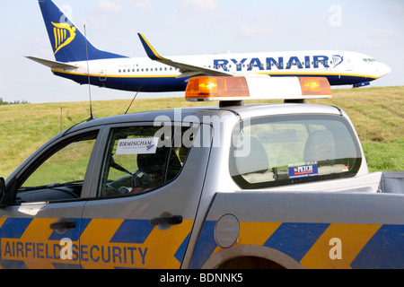 Gardiens de sécurité d'aéroport dans la voiture. Birmingham UK 2009 Banque D'Images